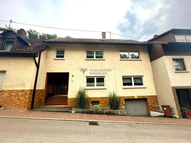 Blick auf das Haus - Zinshaus/Renditeobjekt kaufen in Dossenheim - Selbstnutzung oder Kapitalanlage! Wohngebäude in ruhiger Lage von Dossenheim