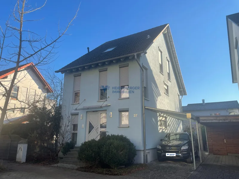 Eingangsseite und Carport - Haus kaufen in Eppelheim - Gepflegtes und familienfreundliches Einfamilienhaus in ruhiger Lage!