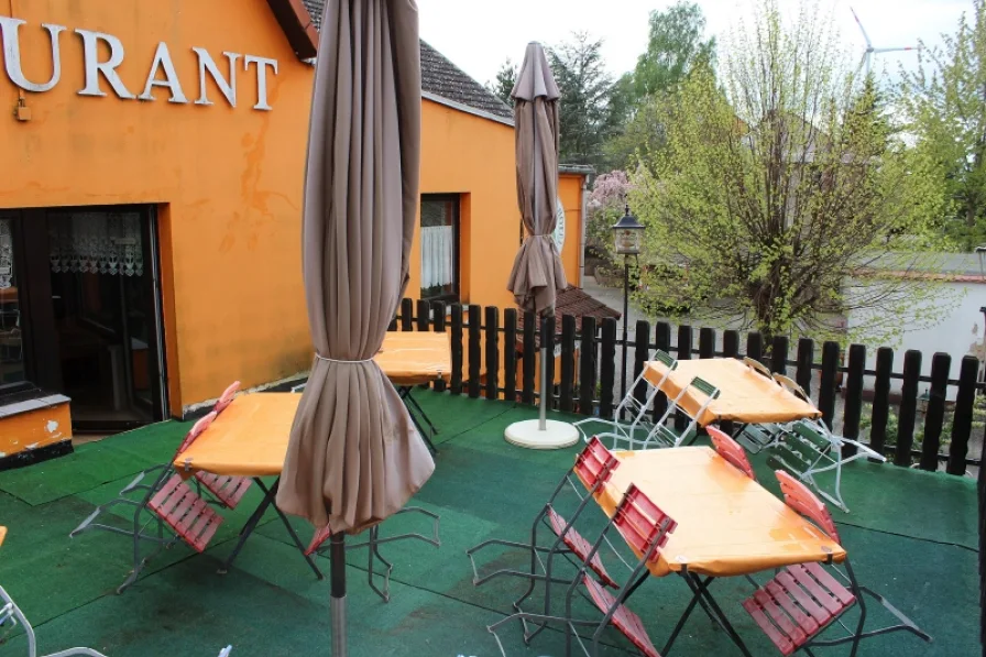 Terrasse mit Zugang zum Restaurant