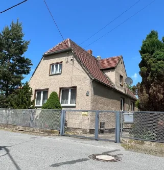 Vorderansicht - Haus kaufen in Heidenau - Sanierungsbedürftiges Einfamilienhaus in hübscher Nachbarschaft beim Barockgarten Großsedlitz