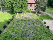 Blick vom Mittelbau auf Orangerie und Halle