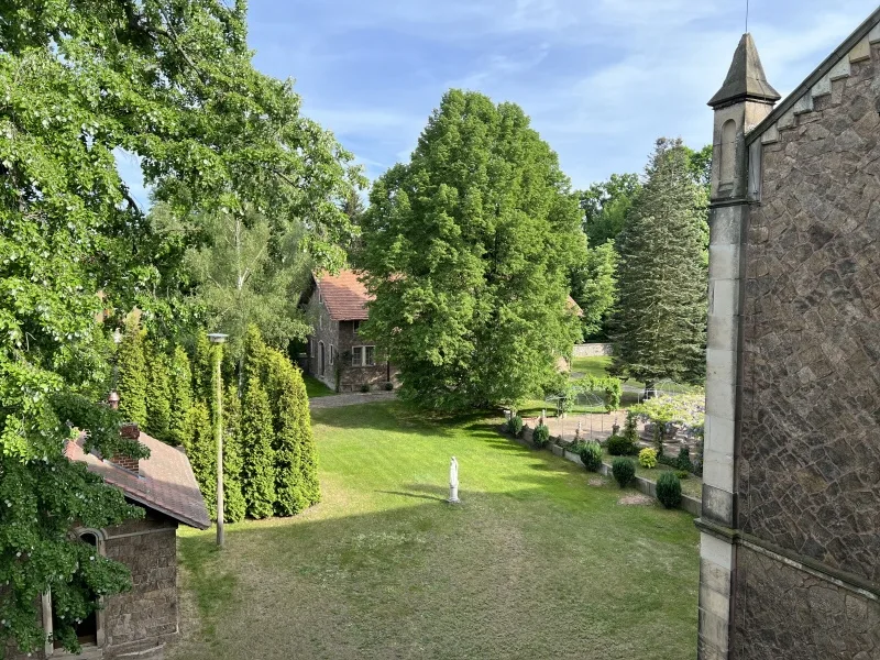 Blick vom Ostflügel zu Orangerie, Garage und Halle