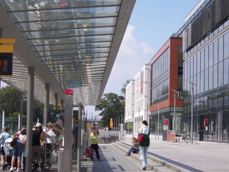 Blick von der Straßenbahnhaltestelle