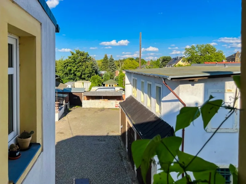 Blick aus dem Treppenhaus in den Hof