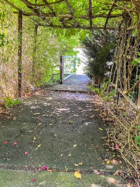 Ausgang als Brücke über den Weißbach