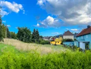 Blick auf die Wiese hinterm Haus