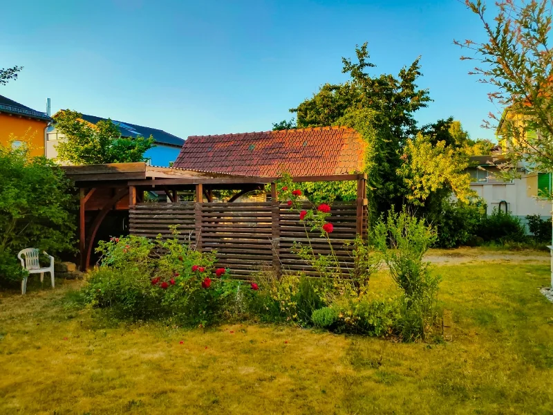 Carport und Gartenhaus von Südwest (1)