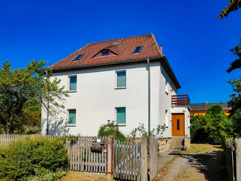 Hauseingang und Balkon auf Südost