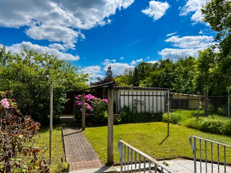 Blick in den Garten - Haus kaufen in Bautzen - Wohngenuss mit Blick ins Grüne und doch in der Stadt!