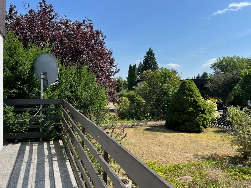 Blick vom Balkon in den Garten