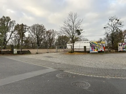 Zufahrt - Grundstück mieten in Dresden - Direkt an der Zeitenströmung! BEATE PROTZE IMMOBILIEN