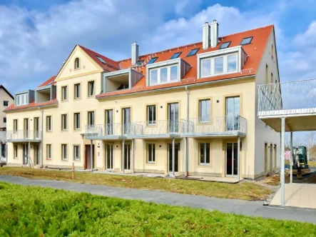 Ansicht Süd, Hofseite - Wohnung mieten in Dresden - Reihenhaus mit Kamin, Balkon, Terrasse, ... Erstbezug!