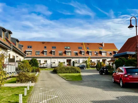 attraktive Wohnanlage - Wohnung mieten in Pirna - Idyllisch wohnen unterm Dach mit Loggia und Fernblick!