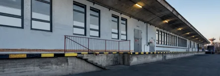 LKW Rampe - Halle/Lager/Produktion mieten in Berlin - Lagerhalle zur Miete in Berlin – 840 m² Nutzfläche