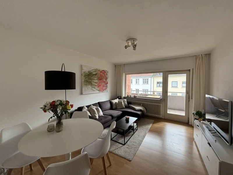 Wohnzimmer - Wohnung kaufen in Heidelberg - Schöne 2-Zimmerwohnung mit Balkon und TG-Stellplatz in begehrter Lage von Heidelberg-Neuenheim