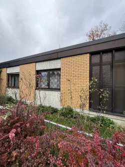 Außenansicht - Haus kaufen in Heidelberg - Charmantes Bungalow-Endhaus mit viel Potenzial zur Verwirklichung Ihrer Wohnträume