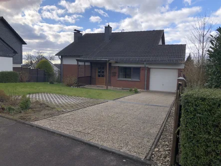 Hausansicht - Haus kaufen in Odenthal - Freistehendes Einfamilienhaus mit tollem Ausblick ins Bergische-Land auf Erbbaugrundstück