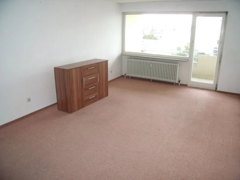 Wohn- und Schlafzimmer - Wohnung kaufen in Neu-Ulm - Ruhig gelegenes, gut vermietetes 1-Zimmer-Appartment mit Balkon in Neu-Ulm/Offenhausen.