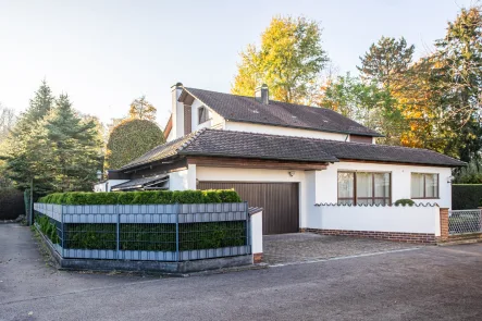 Außenansicht - Haus kaufen in Neu-Ulm - Freistehendes, sehr gepflegtes 2-Familien-Haus im beliebten Neu-Ulmer Villenviertel gelegen.