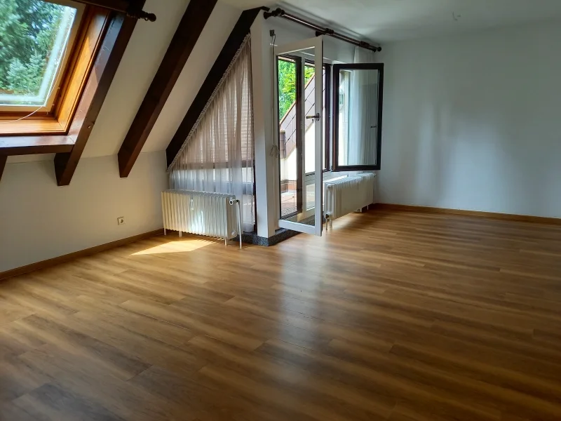 Wohnzimmer mit Balkon