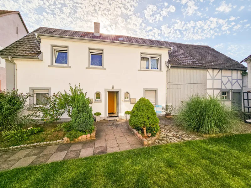 Titelbild - Haus kaufen in Rheinstetten / Mörsch - Zweifamilienhaus voller Gefühle. Hier lässt sich Ruhe leben