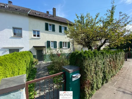 Haus Frontansicht - Haus kaufen in Stuttgart - Doppelhaushälfte in Steckfeld wartet darauf, durch Renovierungsarbeiten in neuem Glanz zu erstrahlen