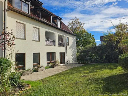 Blick zum Garten und Terrasse - Büro/Praxis kaufen in Eningen - Groß geschnittene Praxis- oder Büroräume, behindertengerecht, im Zentrum von Eningen