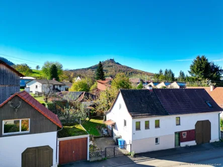  - Haus kaufen in Hechingen - Besondere Immobilie mit integrierter Scheune und großem Nebengebäude