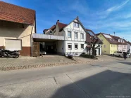 Zufahrt und Carport