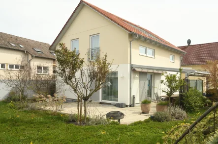 Gartenansicht - Haus kaufen in Vogtsburg - Neuwertiges Wohnhaus in ruhiger Wohnlage