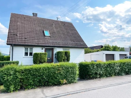 ID1020 - Haus kaufen in Trossingen - Einfamilienhaus mit Doppelgarage und großem Garten