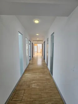 4. OG Flur - Büro/Praxis mieten in Aalen - Moderne Büro- oder Praxisräume im *Penthouse-Stil* mit Parkplätzen in Aalen zu vermieten