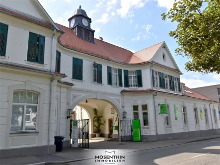 Hausansicht - Wohnung mieten in Kirchheim - Vereinen Sie stilvoll Leben und Arbeiten - 4 Zi.-Loft im Bau-Denkmal