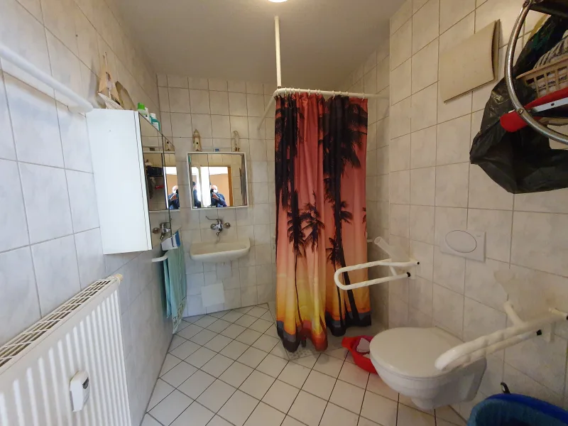 Bad mit Dusche und WC