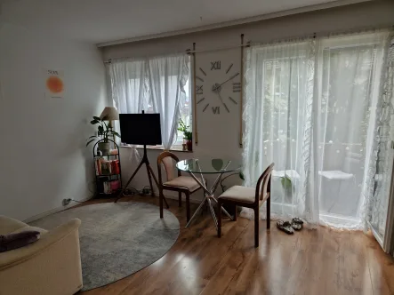 Wohn- und Essbereich - Wohnung mieten in Stuttgart - Bad Cannstatt - Gepflegte 1 Zimmer-Wohnung mit gemütlichen Balkon!