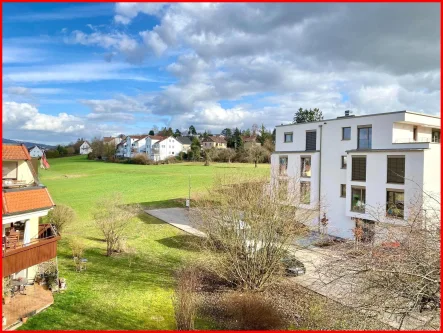 Aussicht - Wohnung kaufen in Göppingen - Sehr gepflegte, renovierte und zeitlose 4-Zimmer-Wohnung im 2. OG mit sonnigem Balkon!