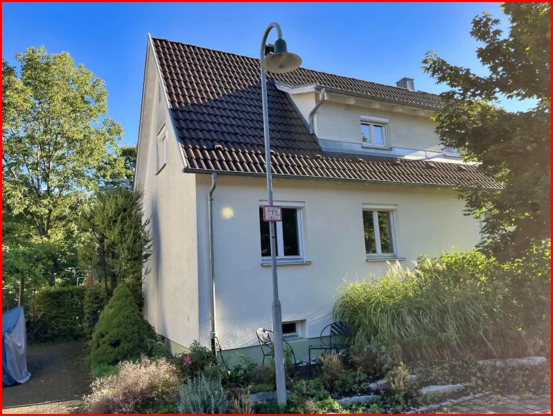 Hausansicht  - Haus kaufen in Geislingen - Charmante Doppelhaushälfte mit gemütlichem Garten - Ideal für Paare oder Singles!