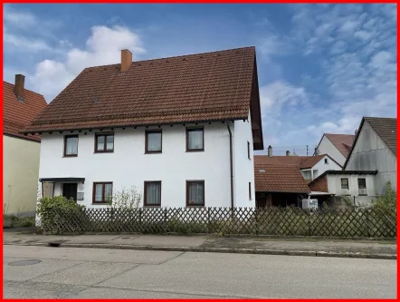 Ansicht - Haus kaufen in Süßen - Zweifamilienhaus mit großem Grundstück, zwei Garagen und Nebengebäuden. Sofort frei!