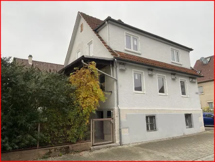 Ansicht - Haus kaufen in Uhingen - Frei stehendes EFH mit Garten, sofort beziehbar! Stellplätze vor dem Haus!