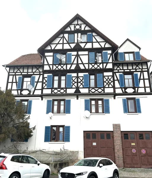 Haus Frontseite - Wohnung kaufen in Esslingen am Neckar - Charmante und charakteristische 3-Zimmer-Wohnung im Herzen von Esslingen am Neckar