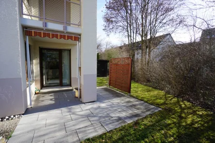 Große Terrasse mit Gartenanteil - Wohnung kaufen in Reutlingen - Helle 2 Zimmer-Eigentumswohnung mit Terrasse, Gartenanteil, Pkw-Stellplatz und Tiefgaragenbox