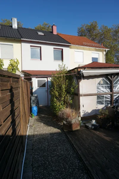 Außenansicht - Haus kaufen in Reutlingen - Reihenmittelhaus mit Garten, Carport und Garage