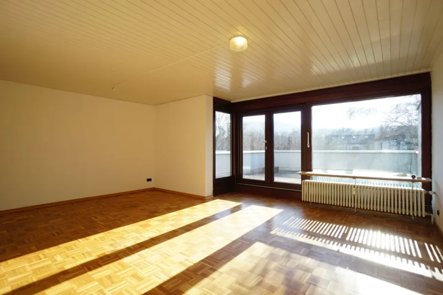 Großes Wohnzimmer mit Parkettboden - Wohnung kaufen in Reutlingen - 2 Zimmer-Eigentumswohnung mit 2 Terrassen und Pkw-Stellplatz