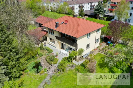 Ansicht - Haus kaufen in Bad Urach - Klassische Fabrikantenvilla direkt an der Erms