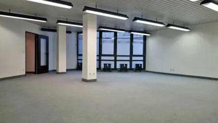 große Bürofläche - Büro/Praxis mieten in Reutlingen - Großzügige Büro-/Praxisräume in der Kaiserpassage