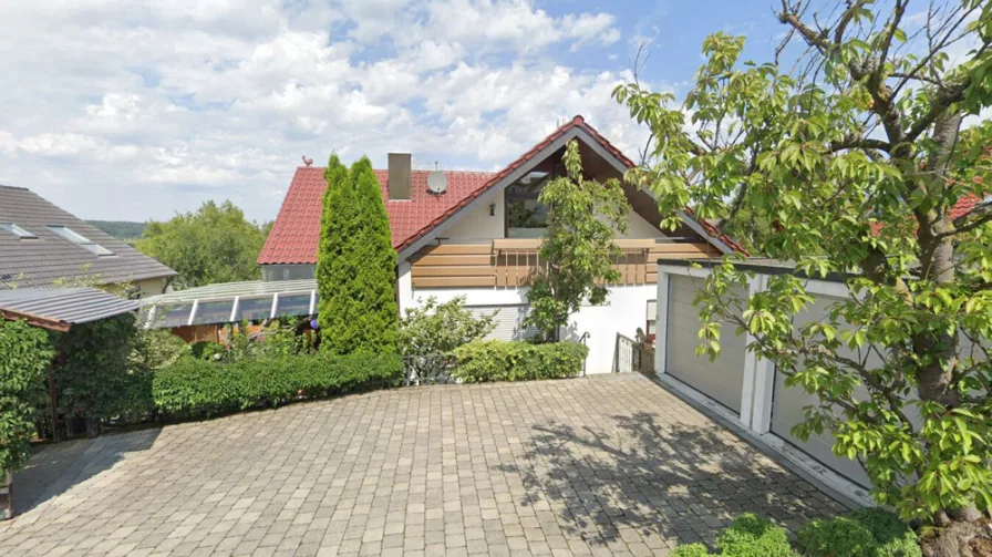 Ansicht - Haus kaufen in Reutlingen / Mittelstadt - Einfamilienhaus mit Einliegerwohnung • Steuerlich ein Bonbon!