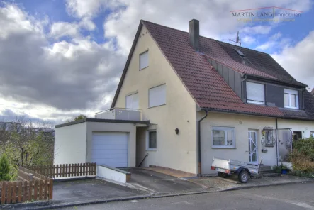 Hausansicht - Haus kaufen in Löchgau - DOPPELHAUSHÄLFTE MIT GARTEN + SONNENTERRASSE/BALKON UND GARAGE IN TRAUMHAFTER RANDLAGE