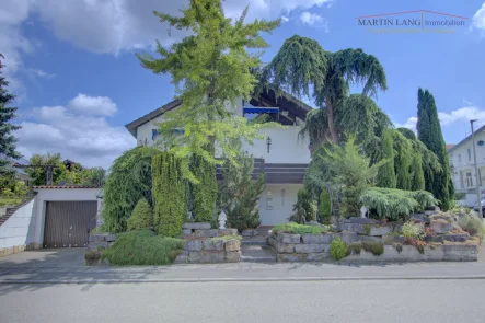 Hausansicht - Haus kaufen in Ilsfeld / Auenstein - HOCHWERTIGES EINFAMILIENHAUS MIT TRAUMHAFTEM GARTEN + TERRASSE + BALKON UND GARAGE