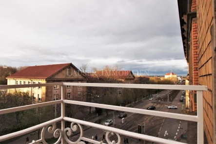 Balkon Nordseite mit Blick - Wohnung kaufen in Stuttgart - Für Kapitalanleger! Stadtwohnung mit 2 Balkonen in zentraler Lage von Stuttgart-Ost