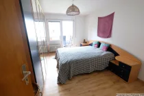 Schlafzimmer mit Zugang zum Balkon